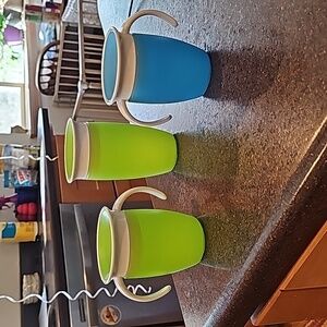 3 Munchkin sippy cups